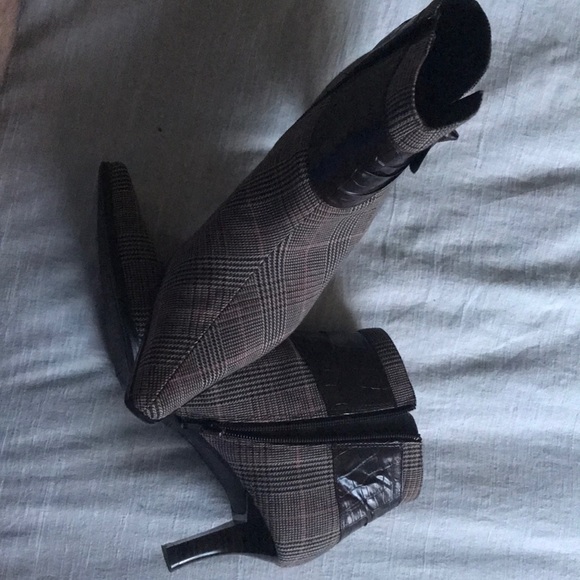 Women’s 9 and 1/2 heal boots. - Picture 4 of 4